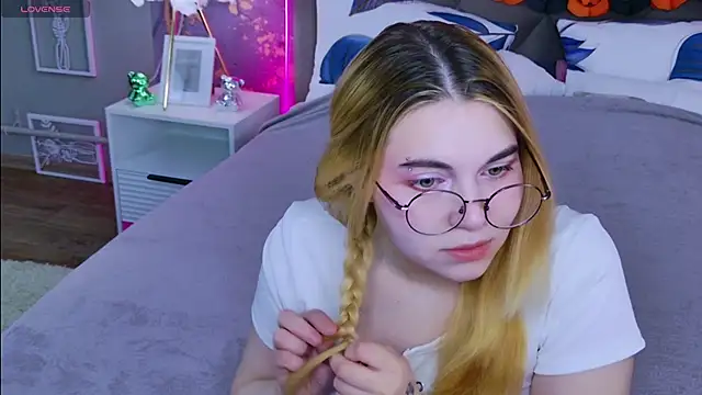 Evie Vall online show from 2, 11, 2025