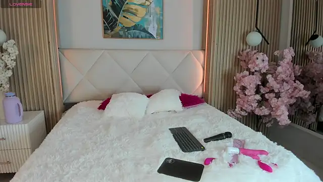 Mila Hank  online show from 4, 2, 2026