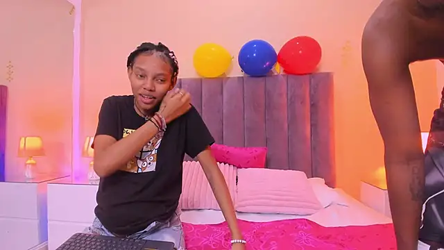 Snapshot of Kiaraa_y_Her_Crazy chatting on 19, 6, 2026 Kiaraa y Her Crazy online show from 19, 6, 2026