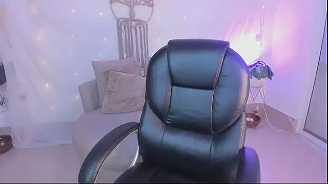 Ginni charlotte online show from 18, 4, 2026