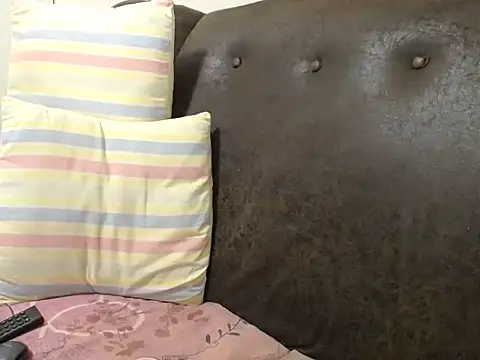 Snapshot of bustylaura4u chatting on 7, 2, 2026 bustylaura4u online show from 7, 2, 2026