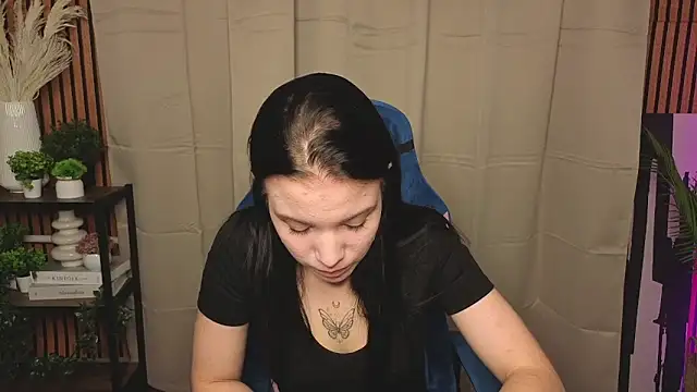 Snapshot of LauraHale chatting on 7, 11, 2025 LauraHale online show from 7, 11, 2025