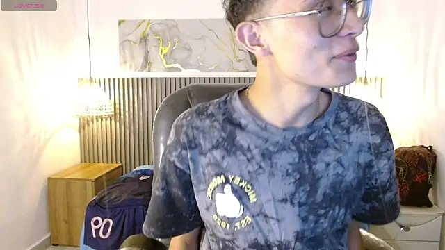 SantiagoRusso18 online show from 4, 2, 2026