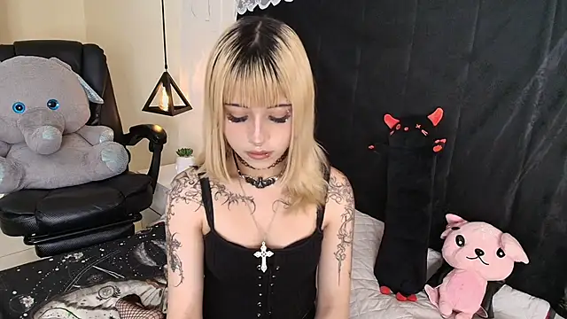 Snapshot of IvyBelle_ chatting on 15, 4, 2026 IvyBelle online show from 15, 4, 2026