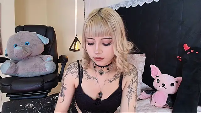 Snapshot of IvyBelle_ chatting on 8, 5, 2026 IvyBelle online show from 8, 5, 2026