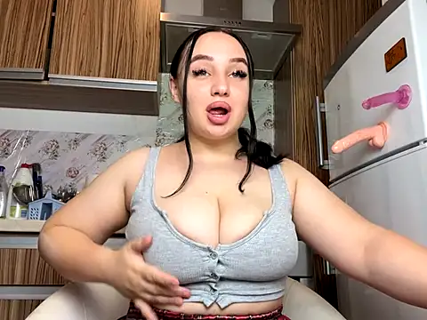 curvybombb online show from 8, 10, 2025