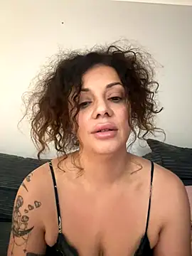 Snapshot of caramelandCurls chatting on 5, 11, 2025 caramelandCurls online show from 5, 11, 2025