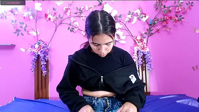 Snapshot of skinnysofia18 chatting on 2, 7, 2026 skinnysofia18 online show from 2, 7, 2026