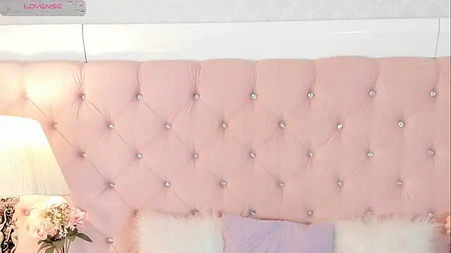 Snapshot of CaterinaRomano chatting on 4, 11, 2025 CaterinaRomano online show from 4, 11, 2025