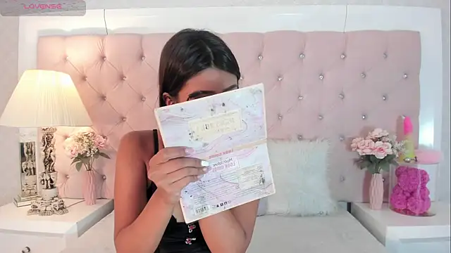 Snapshot of CaterinaRomano chatting on 6, 11, 2025 CaterinaRomano online show from 6, 11, 2025