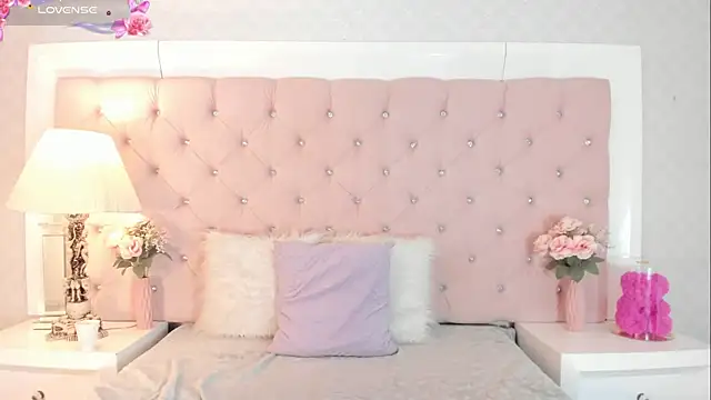 Snapshot of CaterinaRomano chatting on 8, 11, 2025 CaterinaRomano online show from 8, 11, 2025