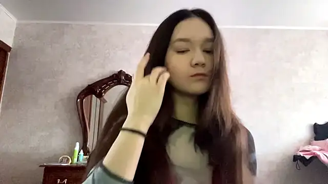 Snapshot of Pikmigirl18 chatting on 8, 10, 2025 Pikmigirl18 online show from 8, 10, 2025