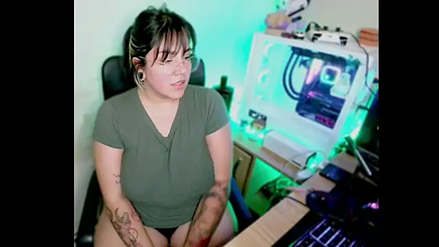 Snapshot of PinkDenial chatting on 1, 10, 2025 PinkDenial online show from 1, 10, 2025