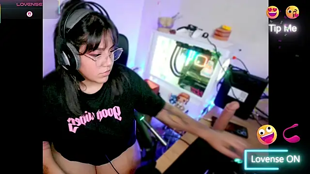 Snapshot of PinkDenial chatting on 28, 11, 2025 PinkDenial online show from 28, 11, 2025