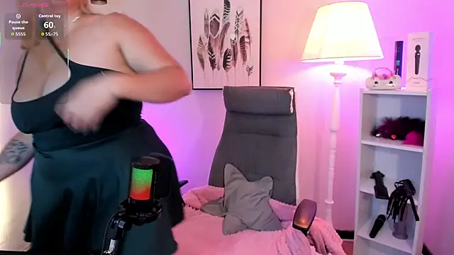 hollie joliie online show from 28, 3, 2026