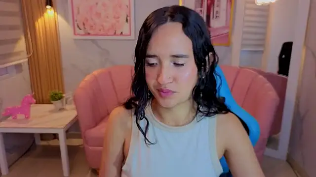 Snapshot of bella_vibess_s chatting on 4, 7, 2026 bella vibess s online show from 4, 7, 2026