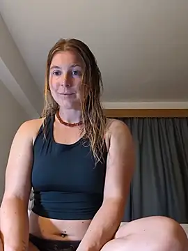 Snapshot of story_of_sarah chatting on 8, 5, 2026 story of sarah online show from 8, 5, 2026