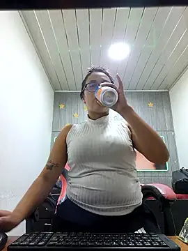 Snapshot of susan_mooree chatting on 19, 12, 2025 susan mooree online show from 19, 12, 2025