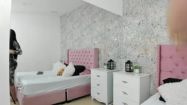 Snapshot of PaolaSanz chatting on 4, 10, 2025 PaolaSanz online show from 4, 10, 2025