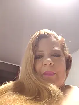 Casandra Cruz online show from 11, 10, 2025