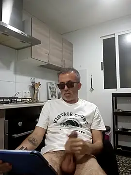 Snapshot of EmilioTaladdro chatting on 1, 5, 2026 EmilioTaladdro online show from 1, 5, 2026