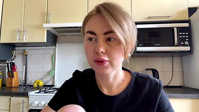 Snapshot of MartaLuna_ chatting on 8, 6, 2026 MartaLuna online show from 8, 6, 2026