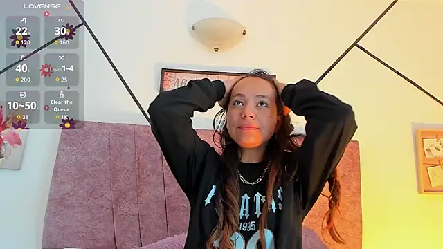 Snapshot of Julieta_Lein chatting on 18, 10, 2025 Julieta Lein online show from 18, 10, 2025