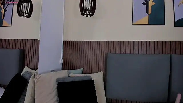 EmillyHarper  online show from 11, 11, 2025