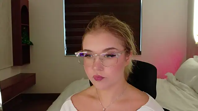 Lilith Bonheur online show from 8, 4, 2026