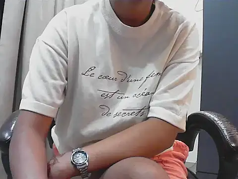 Snapshot of short_girl_ chatting on 28, 9, 2025 short girl  online show from 28, 9, 2025