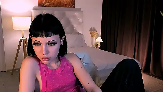 MiaCain online show from 18, 10, 2025