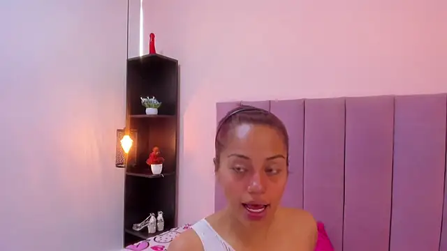 HoollyHendrix online show from 12, 11, 2025