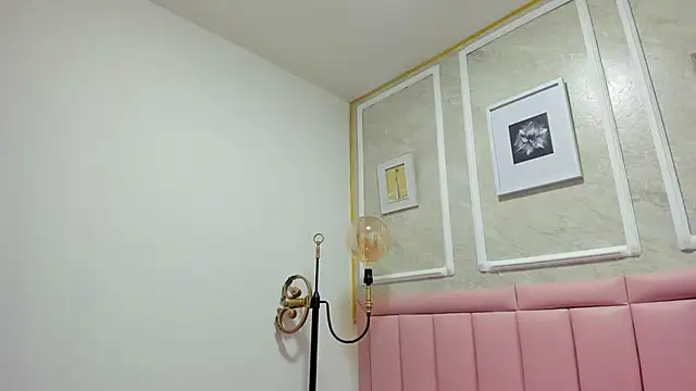 HoollyHendrix online show from 1, 12, 2025