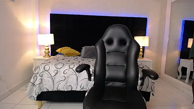 SkylerBigxxx online show from 20, 4, 2026