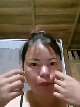 Snapshot of emly-xinh18 chatting on 5, 10, 2025 emly-xinh18 online show from 5, 10, 2025