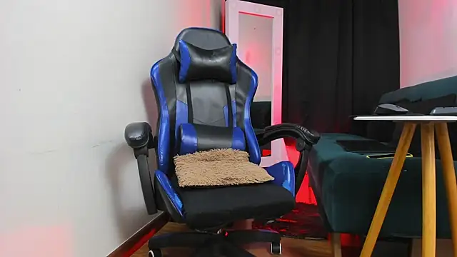 Snapshot of Charliejones_ chatting on 18, 11, 2025 Charliejones online show from 18, 11, 2025