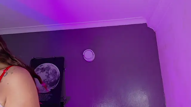 Snapshot of KeendraFox_ chatting on 17, 12, 2025 KeendraFox online show from 17, 12, 2025