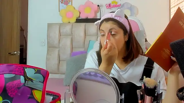 Snapshot of queenalexxa111 chatting on 18, 12, 2025 queenalexxa111 online show from 18, 12, 2025