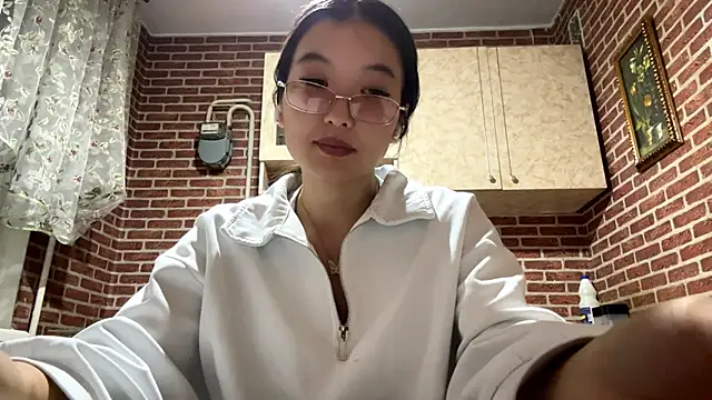 EmmaLeexth online show from 29, 9, 2025