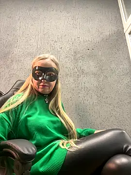 Snapshot of B_i_r_d_i_e chatting on 2, 10, 2025 B i r d i e online show from 2, 10, 2025