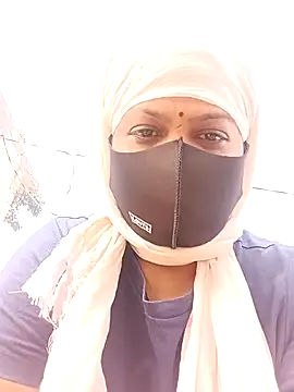 Snapshot of Mona_darling21 chatting on 24, 10, 2025 Mona darling21 online show from 24, 10, 2025