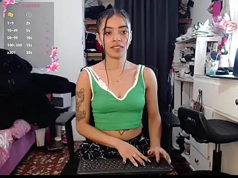 Snapshot of pocahot222 chatting on 11, 10, 2025 pocahot222 online show from 11, 10, 2025