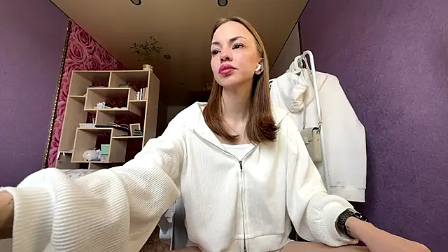Snapshot of SofiaSmiles chatting on 5, 10, 2025 SofiaSmiles online show from 5, 10, 2025