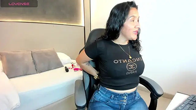 Snapshot of zoee_zi chatting on 13, 10, 2025 zoee zi online show from 13, 10, 2025