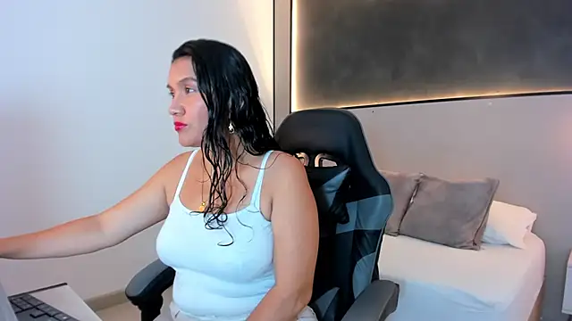 Snapshot of zoee_zi chatting on 16, 10, 2025 zoee zi online show from 16, 10, 2025