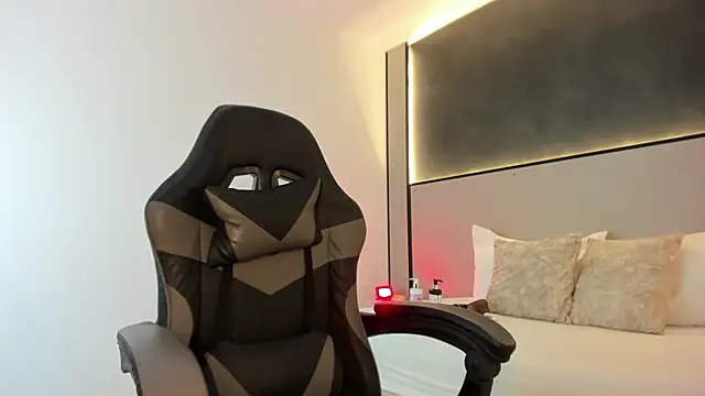 Snapshot of zoee_zi chatting on 19, 11, 2025 zoee zi online show from 19, 11, 2025