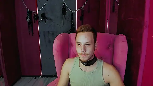 Snapshot of LeoMooree chatting on 8, 10, 2025 LeoMooree online show from 8, 10, 2025