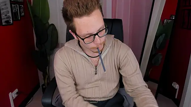 Snapshot of LeoMooree chatting on 10, 11, 2025 LeoMooree online show from 10, 11, 2025