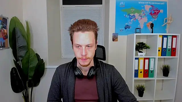 Snapshot of LeoMooree chatting on 15, 11, 2025 LeoMooree online show from 15, 11, 2025