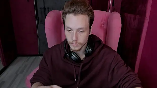 Snapshot of LeoMooree chatting on 19, 11, 2025 LeoMooree online show from 19, 11, 2025